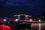 Amsterdam 5 mei 2026
5 mei Concert op de Amstel voor bevrijdingsdag . Koning Willem Alexander en Koningin Maxima zijn aanwezig .
Tineke Schouten en Splinter Chabot presenteren het . De artiesten die opterden zijn Roxeanne Hazes Acda en de Munnik Miss Envy Peru Edsilia Rombley Rolf Sanches en Fleur Raateland . Jamai Looman is dirigent .