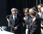 s Gravenzande 1 mei 2026
Begrafenis Jade Kops . Koningin Maxima heeft een mooi bloemstuk gestuurd . Ouders Bas Smit