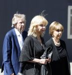 s Gravenzande 1 mei 2026
Begrafenis Jade Kops . Koningin Maxima heeft een mooi bloemstuk gestuurd . Claudia de Breij kwam met haar vader en moeder