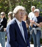 s Gravenzande 1 mei 2026
Begrafenis Jade Kops . Koningin Maxima heeft een mooi bloemstuk gestuurd . Claudia de Breij kwam met haar vader en moeder