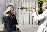 s Gravenzande 1 mei 2026
Begrafenis Jade Kops . Koningin Maxima heeft een mooi bloemstuk gestuurd . Emma Kok kwam met haar ouders en broer