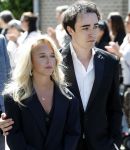 s Gravenzande 1 mei 2026
Begrafenis Jade Kops . Koningin Maxima heeft een mooi bloemstuk gestuurd . Emma Kok kwam met haar ouders en broer