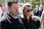 s Gravenzande 1 mei 2026
Begrafenis Jade Kops . Koningin Maxima heeft een mooi bloemstuk gestuurd . Frans Duijts met vrouw
