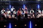 Amsterdam 5 mei 2026
5 mei Concert op de Amstel voor bevrijdingsdag . Koning Willem Alexander en Koningin Maxima zijn aanwezig .
Tineke Schouten en Splinter Chabot presenteren het . De artiesten die opterden zijn Roxeanne Hazes Acda en de Munnik Miss Envy Peru Edsilia Rombley Rolf Sanches en Fleur Raateland . Jamai Loman is dirigent .