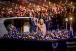 Amsterdam 5 mei 2026
5 mei Concert op de Amstel voor bevrijdingsdag . Koning Willem Alexander en Koningin Maxima zijn aanwezig .
Tineke Schouten en Splinter Chabot presenteren het . De artiesten die opterden zijn Roxeanne Hazes Acda en de Munnik Miss Envy Peru Edsilia Rombley Rolf Sanches en Fleur Raateland . Jamai Looman is dirigent .