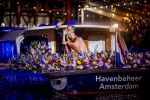 Amsterdam 5 mei 2026
5 mei Concert op de Amstel voor bevrijdingsdag . Koning Willem Alexander en Koningin Maxima zijn aanwezig .
Tineke Schouten en Splinter Chabot presenteren het . De artiesten die opterden zijn Roxeanne Hazes Acda en de Munnik Miss Envy Peru Edsilia Rombley Rolf Sanches en Fleur Raateland . Jamai Looman is dirigent .