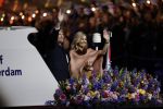 Amsterdam 5 mei 2026
5 mei Concert op de Amstel voor bevrijdingsdag . Koning Willem Alexander en Koningin Maxima zijn aanwezig .
Tineke Schouten en Splinter Chabot presenteren het . De artiesten die opterden zijn Roxeanne Hazes Acda en de Munnik Miss Envy Peru Edsilia Rombley Rolf Sanches en Fleur Raateland . Jamai Looman is dirigent .