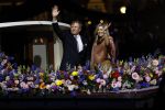 Amsterdam 5 mei 2026
5 mei Concert op de Amstel voor bevrijdingsdag . Koning Willem Alexander en Koningin Maxima zijn aanwezig .
Tineke Schouten en Splinter Chabot presenteren het . De artiesten die opterden zijn Roxeanne Hazes Acda en de Munnik Miss Envy Peru Edsilia Rombley Rolf Sanches en Fleur Raateland . Jamai Looman is dirigent .
