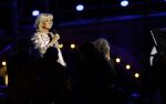 Amsterdam 5 mei 2026
5 mei Concert op de Amstel voor bevrijdingsdag . Koning Willem Alexander en Koningin Maxima zijn aanwezig .
Tineke Schouten en Splinter Chabot presenteren het . De artiesten die opterden zijn Roxeanne Hazes Acda en de Munnik Miss Envy Peru Edsilia Rombley Rolf Sanches en Fleur Raateland . Jamai Looman is dirigent .