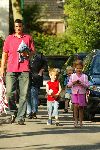 Muiderberg 20 juni 2003
Richard krajicek brengt de dag nadat hij bekend gemaakt gemaakt heeft te zullen stoppen met tennissen zijn 2 kinderen emma en alec naar school