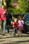 Muiderberg 20 juni 2003
Richard krajicek brengt de dag nadat hij bekend gemaakt gemaakt heeft te zullen stoppen met tennissen zijn 2 kinderen emma en alec naar school