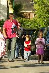 Muiderberg 20 juni 2003
Richard krajicek brengt de dag nadat hij bekend gemaakt gemaakt heeft te zullen stoppen met tennissen zijn 2 kinderen emma en alec naar school
