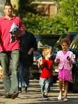 Muiderberg 20 juni 2003
Richard krajicek brengt de dag nadat hij bekend gemaakt gemaakt heeft te zullen stoppen met tennissen zijn 2 kinderen emma en alec naar school