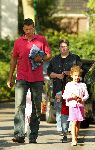 Muiderberg 20 juni 2003
Richard krajicek brengt de dag nadat hij bekend gemaakt gemaakt heeft te zullen stoppen met tennissen zijn 2 kinderen emma en alec naar school