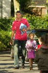 Muiderberg 20 juni 2003
Richard krajicek brengt de dag nadat hij bekend gemaakt gemaakt heeft te zullen stoppen met tennissen zijn 2 kinderen emma en alec naar school