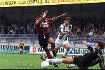 13 juni 1999
Excelsior-FC Groningen, eindstand 2-2
Nakompetitie seizoen 1998/1999
Alpha Turay omspeelt doelman Roy Beukenkamp
Raymond Atteveld kijkt toe