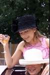 Ascot ( Engeland ) 17 juni 1999
Hoeden...hoeden  en nog meer hoeden op de LADY'S-day tijdens de Ascot paardenraces
Restaurant en terrasjes