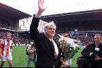 16 mei 1999
Afscheid eindhovens publiek van Bobby Robson met naast hem fotograaf Bert Janssen