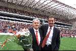 16 mei 1999
Bobby Robson neemt afscheid van Eindhovens publiek naast hem zijn assistent Ernie Brandts