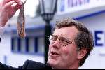 3 juni 1999
De eerste nieuwe haring van het jaar 1999 opgegeten door de Hr. Ouwehand