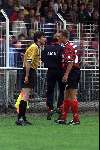 Rotterdam, 13 juni 1999
Wedstrijd in de nakompetitie tussen Excelsior-FC Groningen, eindstand 2-2
Grensrechter Peter de Wit in een zwaar gesprek met Sjaak Polak