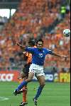 Amsterdam, 29 juni 2000   Euro 2000
Nederland-Italie, eindstand 0-0 ook na verlenging Italie wint na strafschoppen
Patrick kluivert in duel Alessandro Nesta
Europees Kampioenschappen voetbal 2000