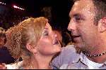 Hilversum 5 juni 2000
De laatste avond van DE BUS  in studio 22
Winnares Antonette de Bus met haar vriend en mede bus passagier  Job de Bus en de cheque van 1 miljoen gulden