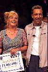 Hilversum 5 juni 2000
De laatste avond van DE BUS  in studio 22
Winnares Antonette de Bus met haar vriend en mede bus passagier  Job de Bus en de cheque van 1 miljoen gulden