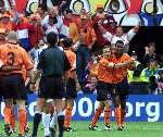 Rotterdam, 25 juni 2000   Euro 2000
Nederland-Yougoslavie, eindstand 6-1
Patrick kluivert met Boudewijn Zenden
Mooi aktie
Europees Kampioenschap voetbal 2000