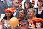 Amsterdam 11 juni 2000
Nederland-Tjechie 1-0 tijdens EK
v.l.n.r. .....Chantal v Woensel en Angela Kluivert
Europees Kampioenschap voetbal 2000