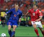 Rotterdam16 juni 2000 Euro 2000
Nederland-Denemarken, eindstand 3-0
Dennis Bergkamp conta Soren Colding
Europees Kampioenschap voetbal 2000