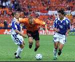 Rotterdam, 25 juni 2000   Euro 2000
Nederland-Yougoslavie, eindstand 6-1
4 doelpunten Patrick kluivert en 2 x Marc Overmars
Dennis Bergkamp gaat onderuit  overtreding
Europees Kampioenschap voetbal 2000