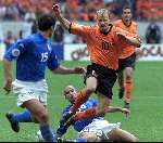 Amsterdam, 29 juni 2000   Euro 2000
Nederland-Italie, eindstand 0-0 ook na verlenging Italie wint na strafschoppen
Dennis Bergkamp in duel met Di Biagio Mooie aktie
Europees Kampioenschap voetbal 2000