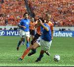 Amsterdam, 29 juni 2000   Euro 2000
Nederland-Italie, eindstand 0-0 ook na verlenging Italie wint na strafschoppen  
Dennis Bergkamp contra Juliano Mooie aktie
Europees Kampioenschap voetbal 2000