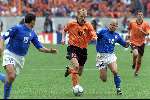 Amsterdam, 29 juni 2000   Euro 2000
Nederland-Italie, eindstand 0-0 ook na verlenging Italie wint na strafschoppen
Dennis Bergkamp in duel met Di Biagio
Europees Kampioenschap voetbal 2000