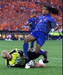 Rotterdam, 16 juni 2000 Euro 2000
Nederland-Denemarken, eindstand 3-0
Edgar Davids probeert Peter Schneichel te verschalken
Europees Kampioenschap voetbal 2000