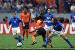 Amsterdam, 29 juni 2000   Euro 2000
Nederland-Italie, eindstand 0-0 ook na verlenging Italie wint na strafschoppen
Edgar Davids in duel met Totti
Europees Kampioenschappen voetbal 2000