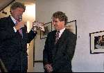 Amsterdam 27 Juni 2000
Edwin Smulders bij zijn expositie in Galerie donkersloot samen met Willibrord Frequin die de opening verrichte.