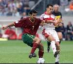 Amsterdam, 24 juni 2000    Euro 2000
Portugal-Turkije , eindstand 2-0
Figo in duel met Tayfur
Mooie aktie
Europees Kampioenschap Voetbal 2000