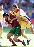 Arnhem, 17 juni 2000  Euro 2000
Roemenie-Portugal, eindstand 0-1
Figo in duel met Filipescu
Europees Kampioenschap Voetbal 2000
