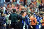 Amsterdam, 29 juni 2000   Euro 2000
Nederland-Italie, eindstand 0-0 ook na verlenging Italie wint na strafschoppen
Frank de Boer in gesprek met Frank Rijkaard
Europees Kampioenschap Voetbal 2000