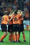 Amsterdam, 11 juni 2000
Nederland-Tjechie, eindstand 1-0 door penalty van Frank de Boer in de 89e minuut.
Frankd de Boer wordt ingeklemd door Bert Konterman, Ronald de Boer, Marc Overmars e.a.
Europees Kampioenschap Voetbal 2000