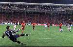 Amsterdam, 11 juni 2000
Euro 2000
Nederland-Tsjechie, eindstand 1-0 door penalty van Frank de Boer in de 89e minuut.
FRANK DE BOER passeert doelman SRNICEK in de 89e minuut
Europees Kampioenschap Voetbal 2000