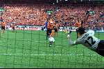Amsterdam, 29 juni 2000   Euro 2000
Nederland-Italie, eindstand 0-0 ook na verlenging Italie wint na strafschoppen
Frank de Boer mist strafschop
Europees Kampioenschap Voetbal 2000