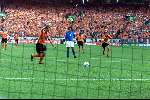 Amsterdam, 29 juni 2000   Euro 2000
Nederland-Italie, eindstand 0-0 ook na verlenging Italie wint na strafschoppen
Frank de boer mist strafschop in wedstrijd
Europees Kampioenschap Voetbal 2000