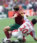 Amsterdam, 24 juni 2000    Euro 2000
Portugal-Turkije , eindstand 2-0
Hakanunsal in duel met Sergio Conceicao mooie aktie
Overtreding
Europees Kampioenschap Voetbal 2000