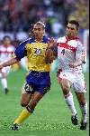 Eindhoven, 15 juni 2000
Turkije-Zweden, eindstand
Henrik Larsson in duel met Fatih
Europees Kampioenschap Voetbal 2000