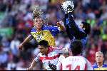Eindhoven, 15 juni 2000
Euro 2000
Turkije-Zweden, eindstand
Henrik Larsson in duel met de Turken Rustu en Fatih
Mooi aktie Kopbal Keeper
Europees Kampioenschap Voetbal 2000