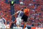 Amsterdam, 11 juni 2000
Euro 2000
Nederland-Tsjechie, eindstand 1-0 door penalty van Frank de Boer in de 89e minuut.
Jaap Stam in duel metJan Koller
Europees Kampioenschap Voetbal 2000