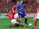 Rotterdam 16 juni 2000 Euro 2000
Nederland-Denemarken, eindstand 3-0
Dennis Bergkamp contra Jan Heintze
Mooi aktie
Europees Kampioenschap Voetbal 2000